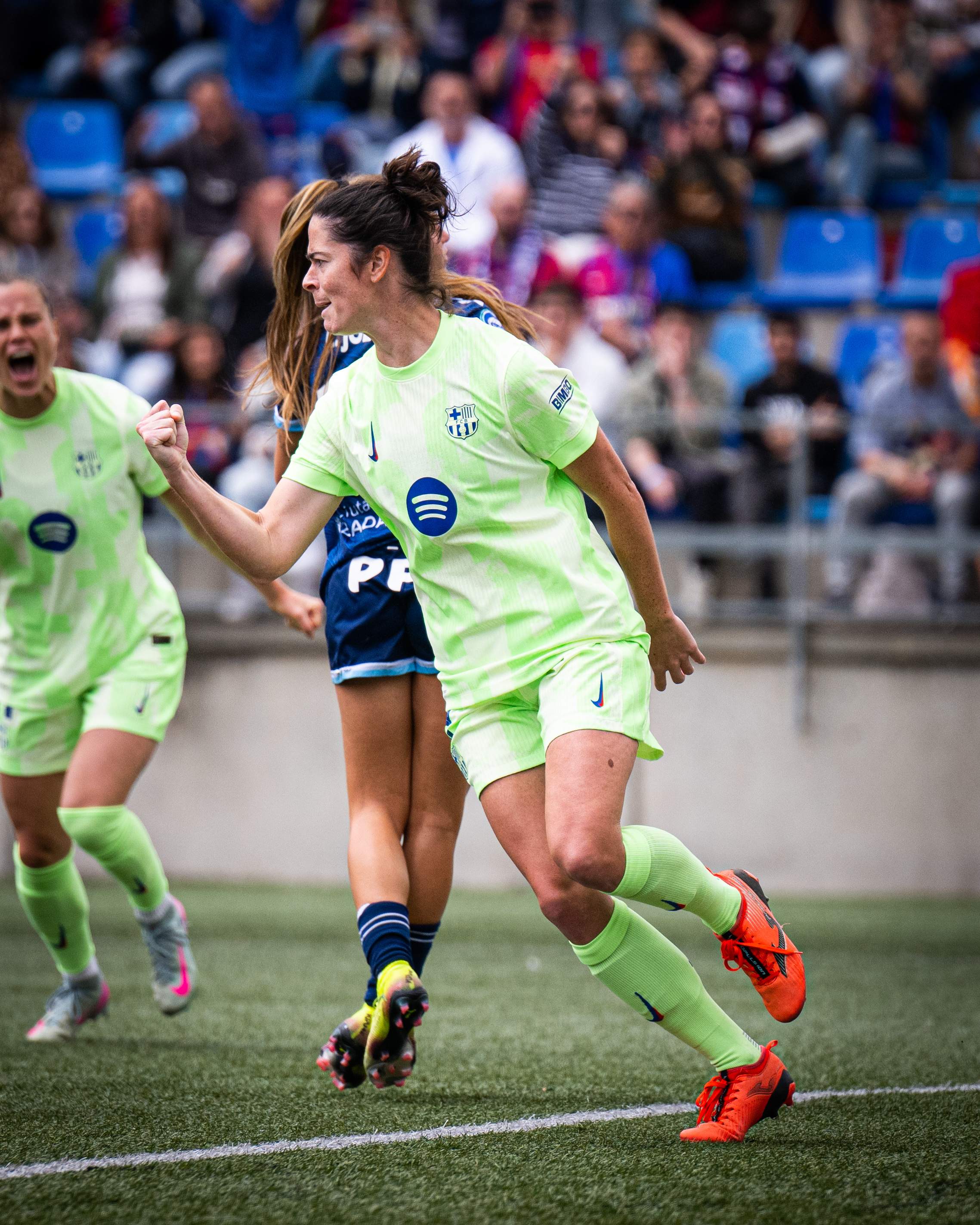 El Barça femení firma una treballada victòria contra el Llevant Badalona (0-2) i ja veu molt a prop el títol
