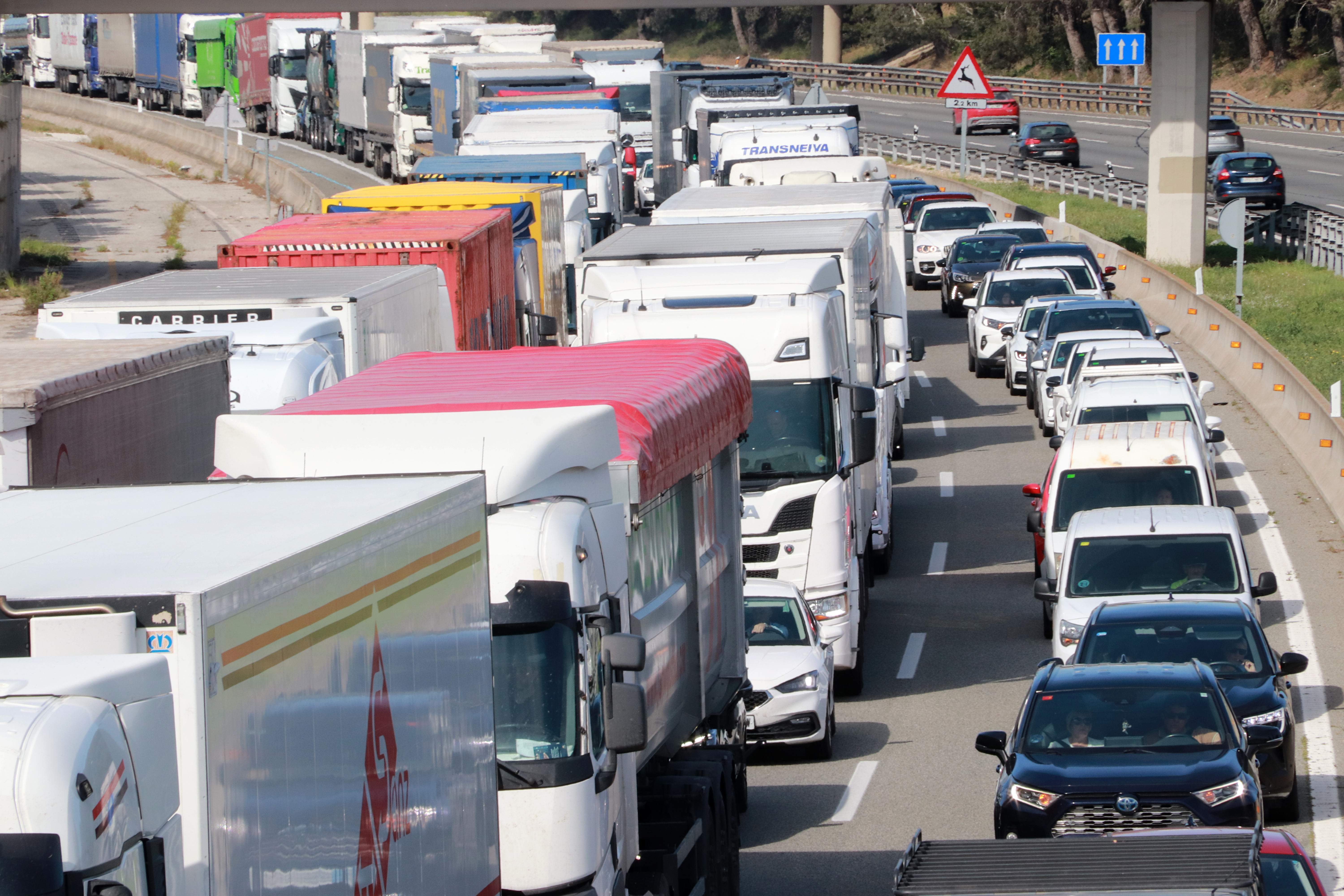 L’operació sortida del pont de maig acaba sense cap víctima mortal però amb retencions a l’AP-7
