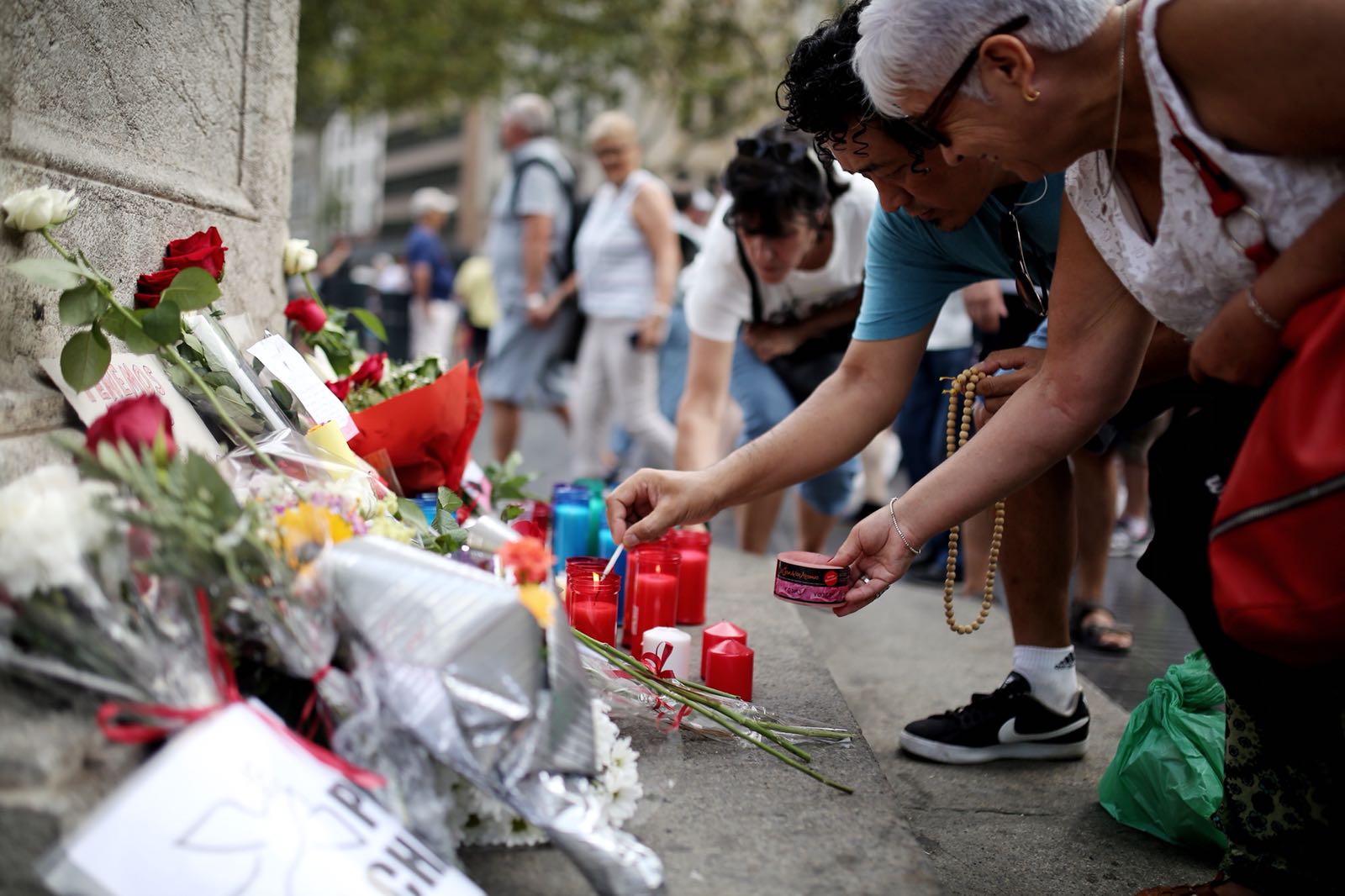 Els barcelonins comencen a dipositar flors a la Rambla