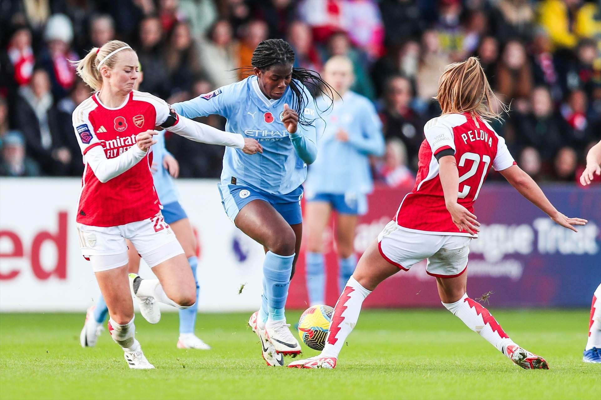 Anglaterra tanca la porta del futbol femení a les dones transgènere