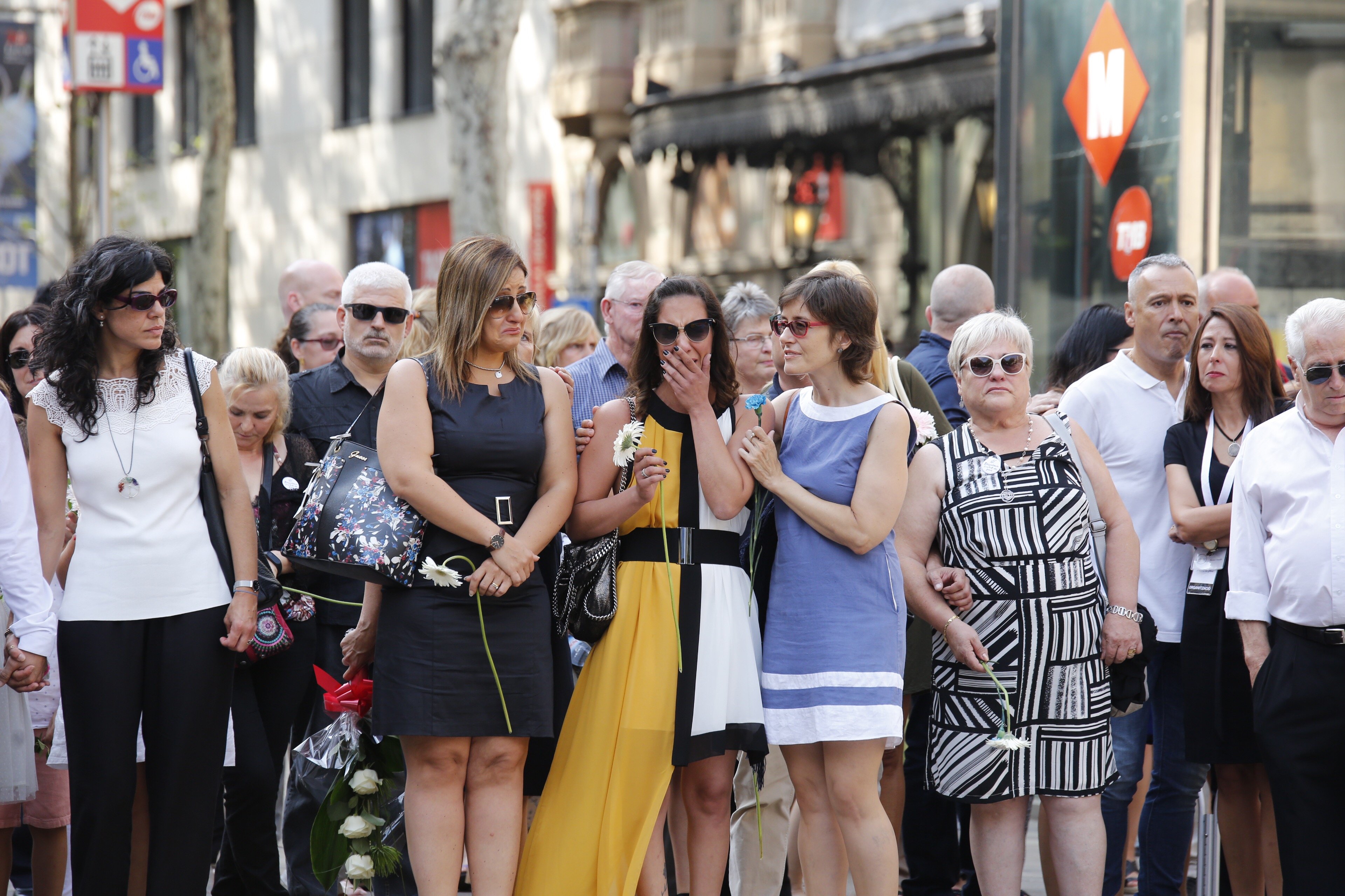 Austera ofrena dels familiars de les víctimes al mosaic de Joan Miró