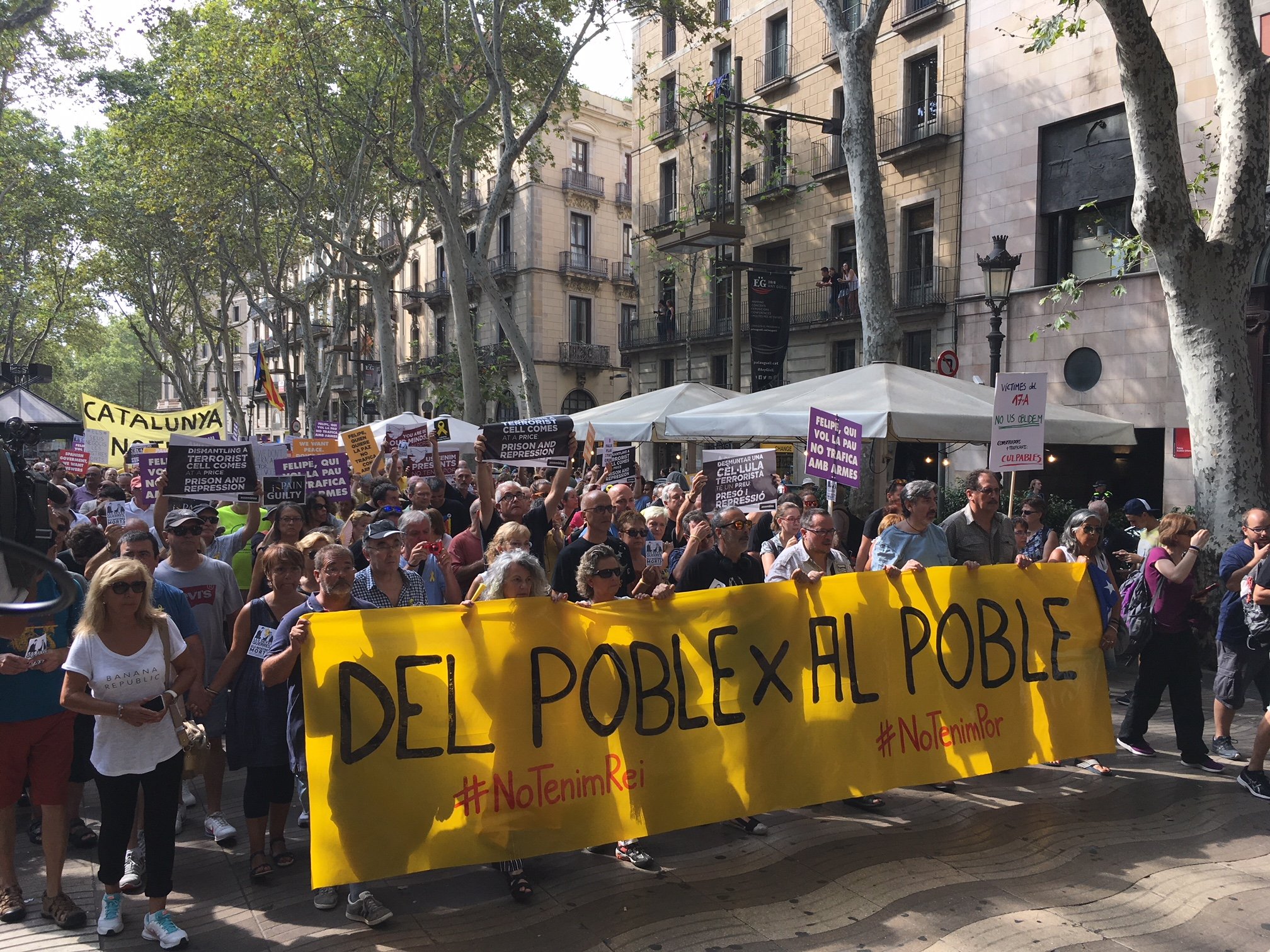 Mig miler de CDR es concentren per les víctimes i contra el Rei