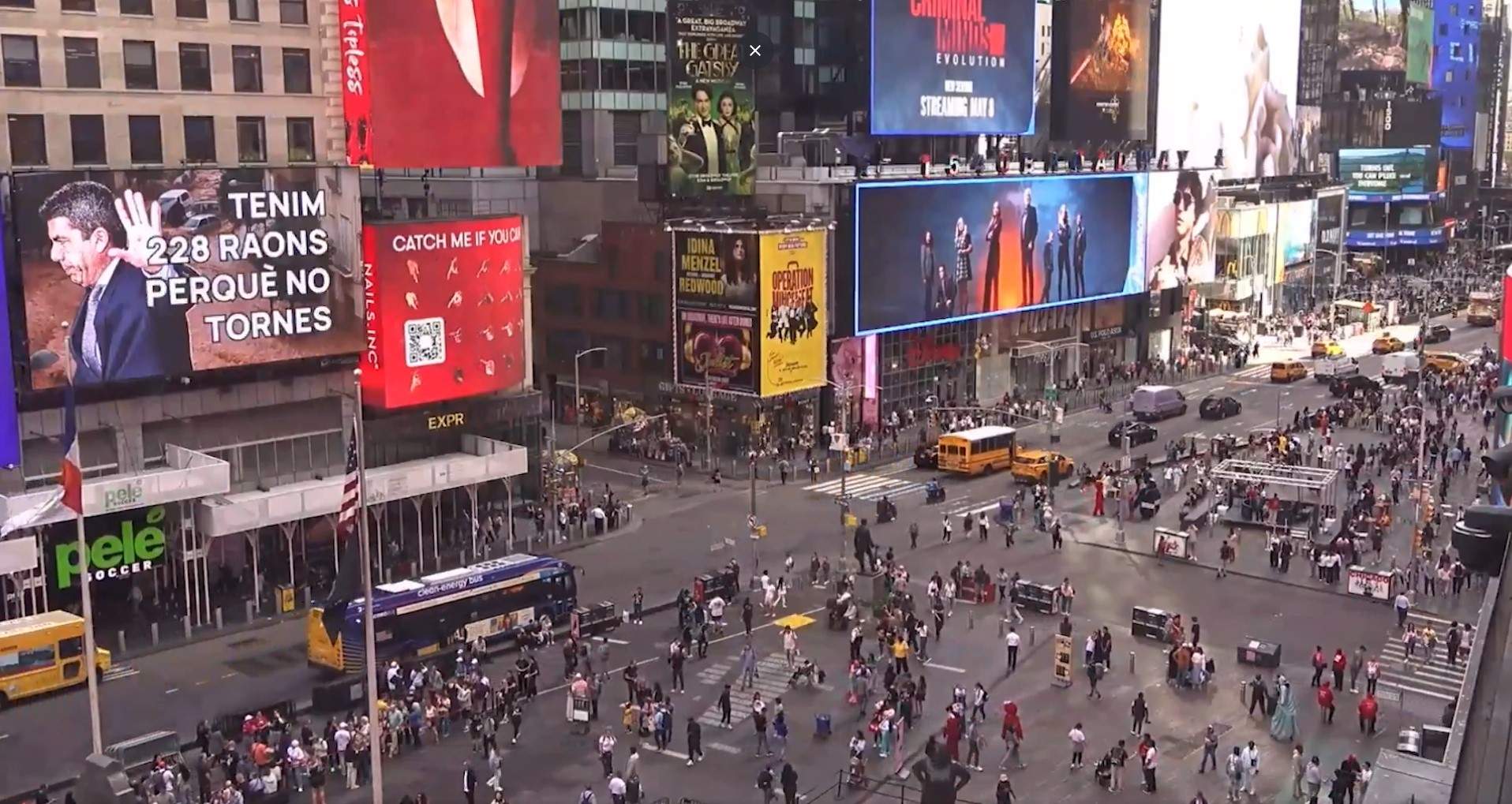 Mazón, señalado por la DANA en un anuncio en Times Square: “Tenemos 228 razones para que no vuelvas”