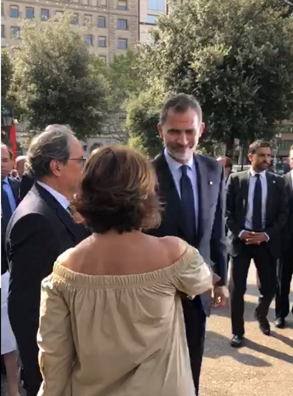 Felip VI es veu obligat a saludar la dona de Joaquim Forn