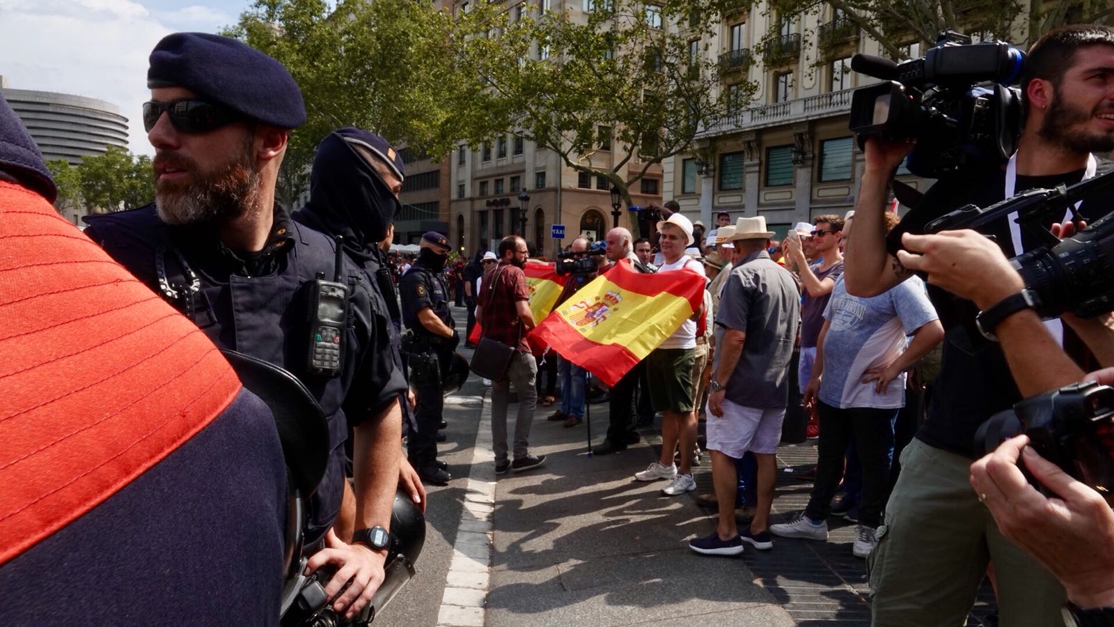 Un grupo de españolistas escupen y golpean a la comitiva de Torra