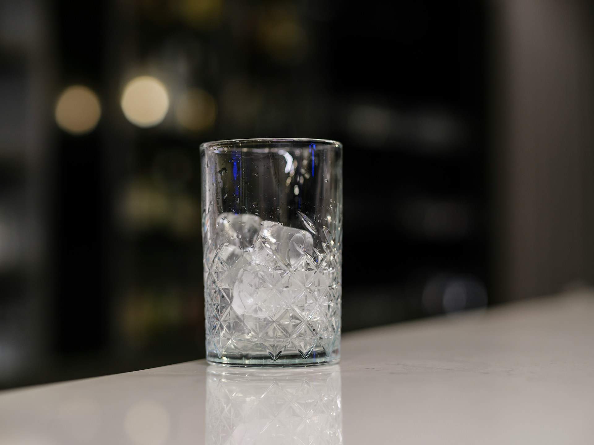 Por qué el hielo en casa se derrite más rápido que el hielo comercial: esto dice la ciencia