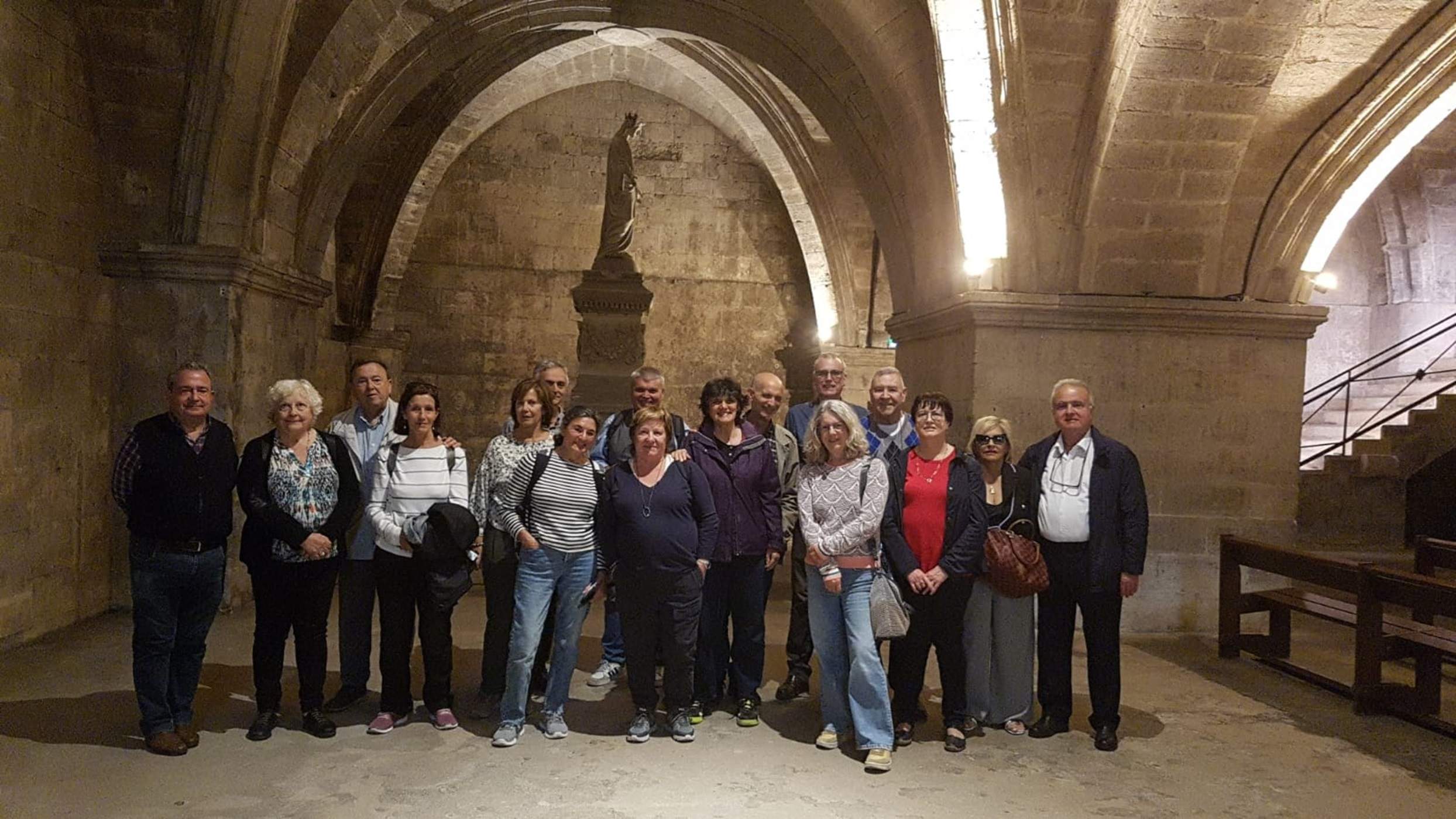 1. El grupo en la cripta de la Abadía de Sant Geli de la Camarga. Fuente Marc Pons 1. El grupo en la cripta de la Abadía de Sant Geli de la Camarga. Fuente Marc Pons