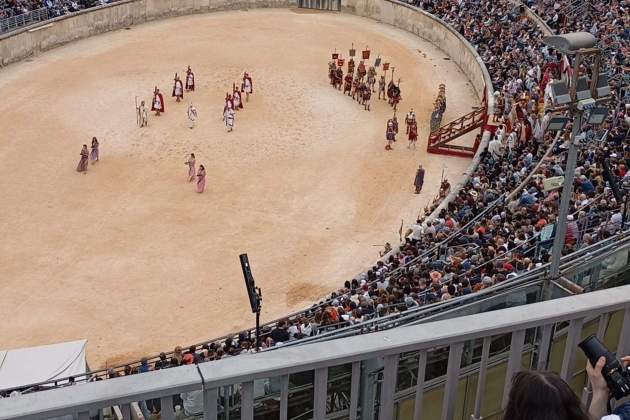 4. El grup a l'Amfiteatre de Nimes, Representació de l'obra Romul i els romans. Cedida Josep Maria Llull 4. El grup a l'Amfiteatre de Nimes, Representació de l'obra Romul i els romans. Cedida Josep Maria Llull