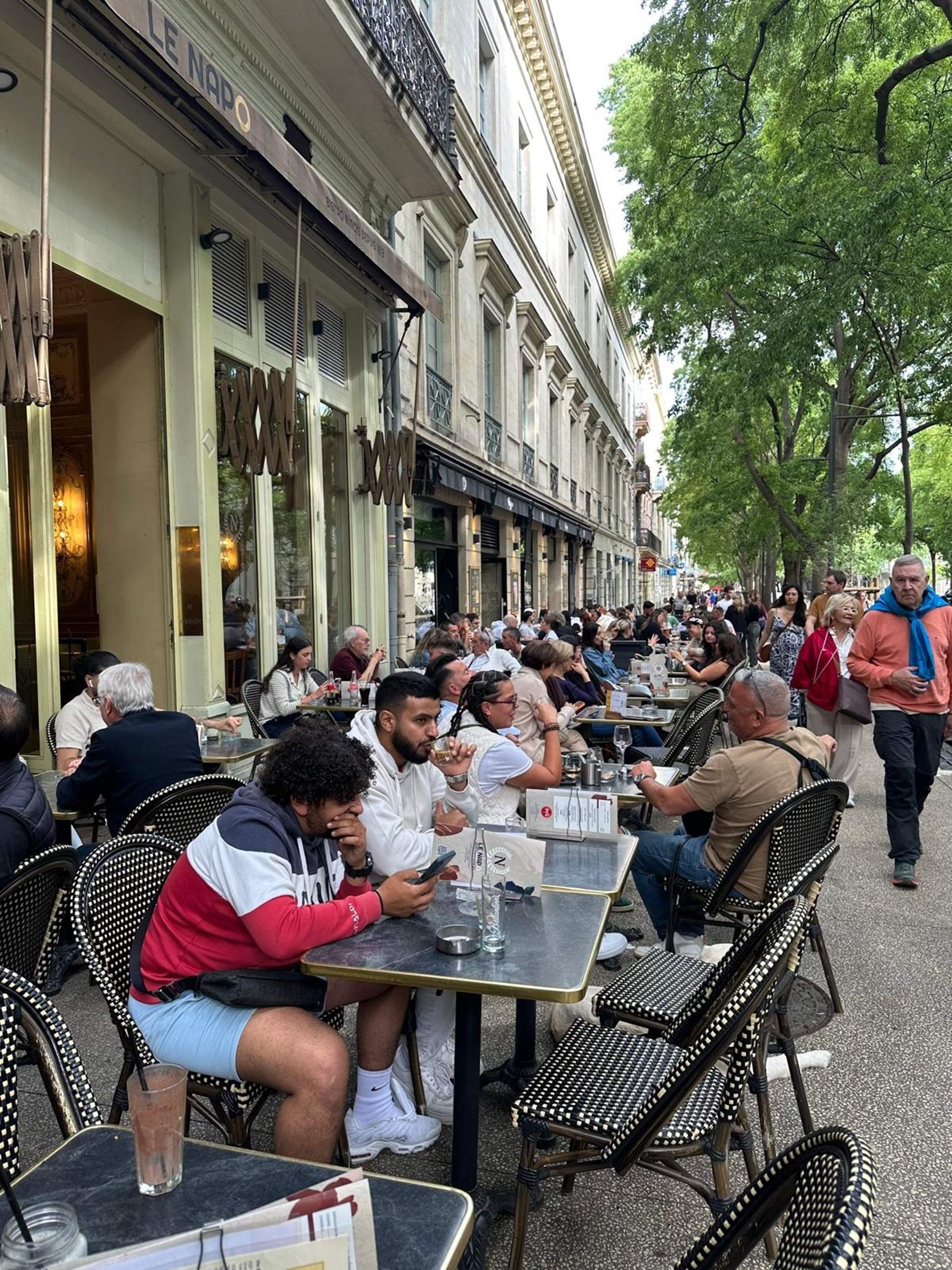 8. El grupo paseando al lado de las terrazas del Boulevard Victor Hugo. Nimes. Cedida Oti Alberca 8. El grupo paseando al lado de las terrazas del Boulevard Victor Hugo. Nimes. Cedida Oti Alberca