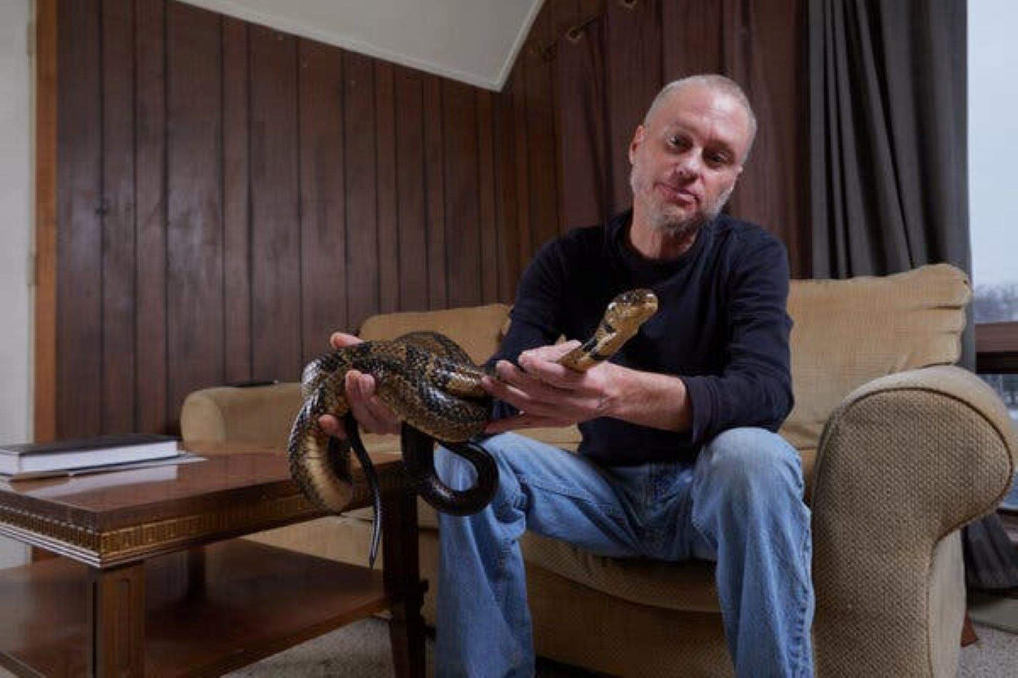 Tim Friede, el hombre que se ha dejado morder centenares a veces por serpientes venenosas