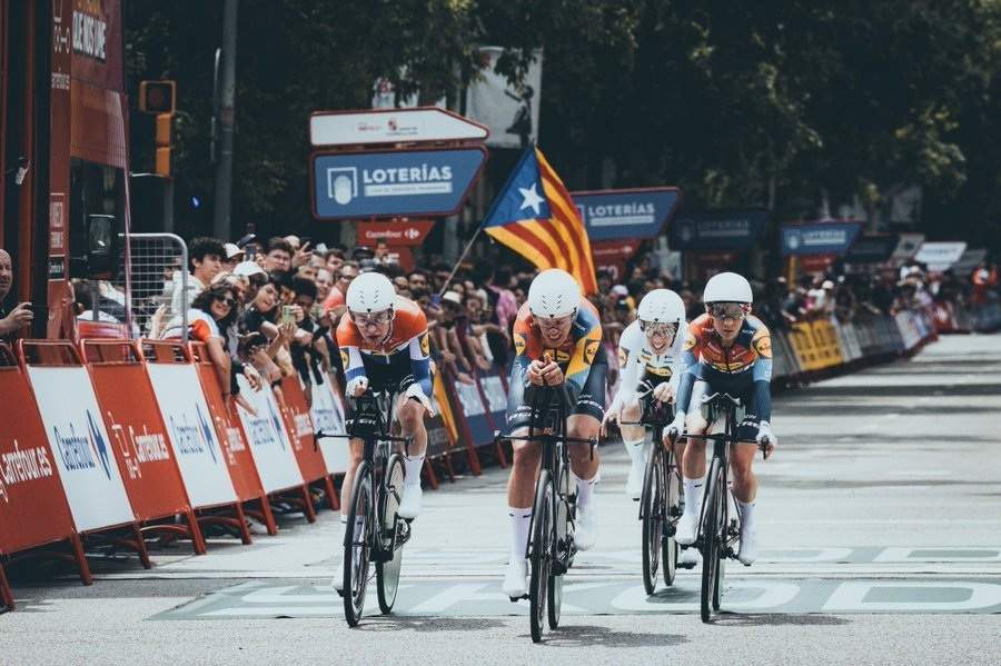 Barcelona, vacía y enfadada en el estreno de la Vuelta en España femenina 2025