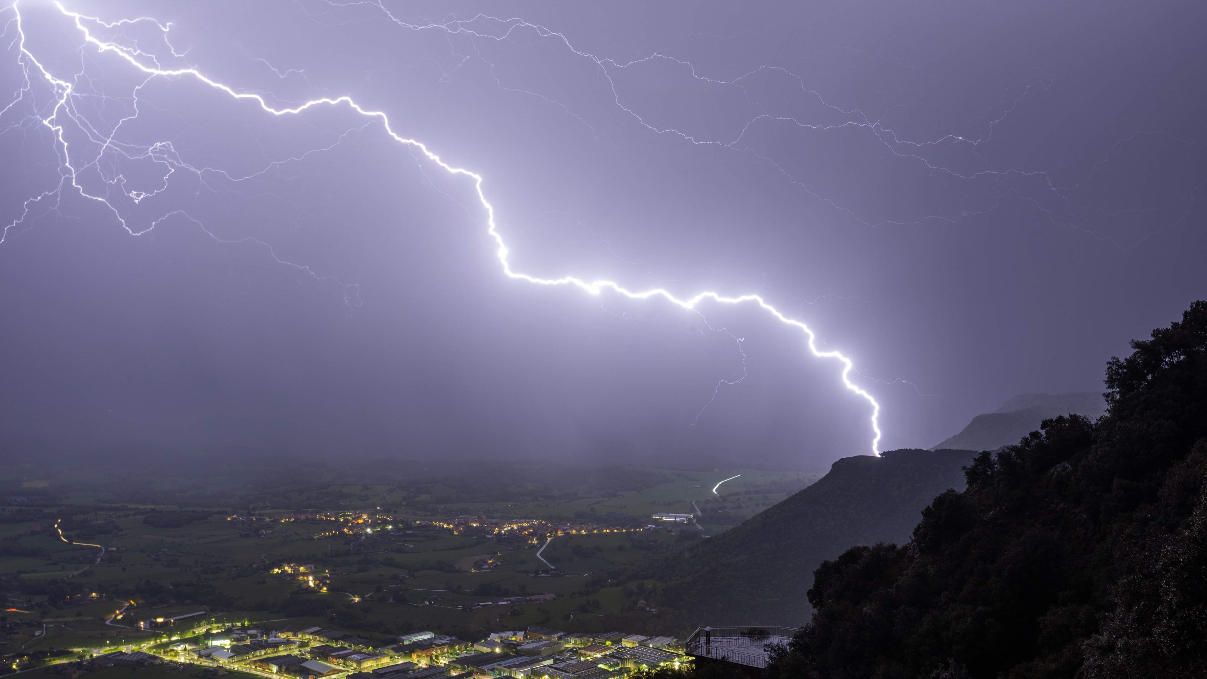 Rayos y truenos a media Catalunya: el lunes llega el plato fuerte con tormentas fuertes y lluvia intensa