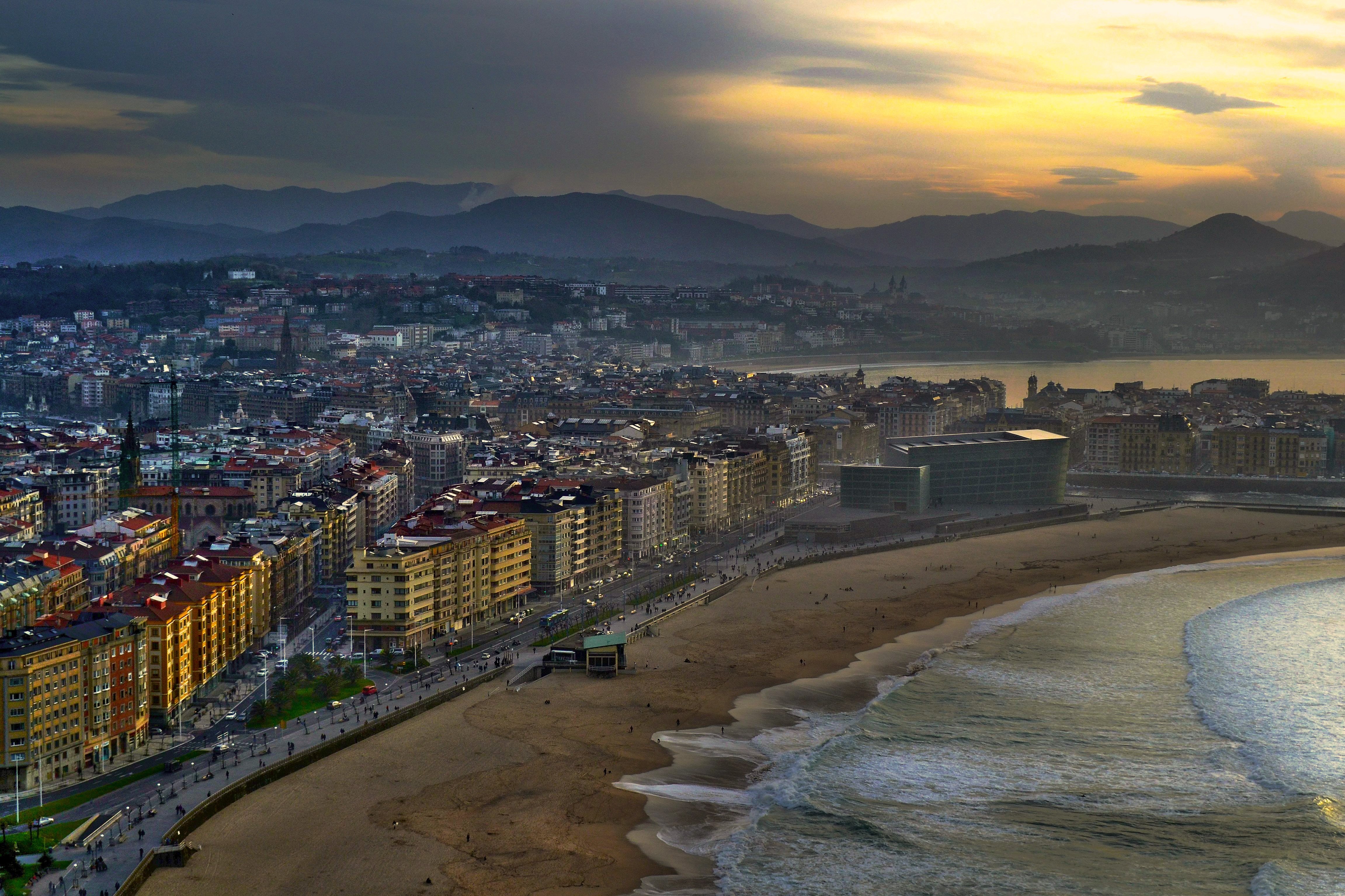 Tres detenidos por presunta violación a una menor en una playa de San Sebastián