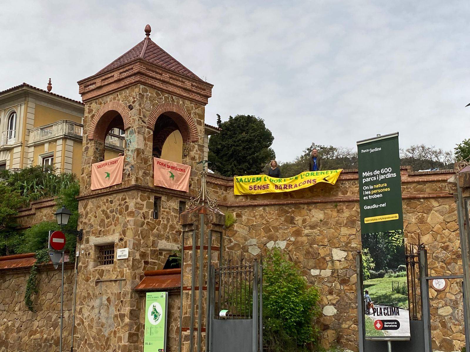 Vecinos de Sarrià se atrincheran en un torreón del parque de l'Oreneta contra el proyecto de poner barracones