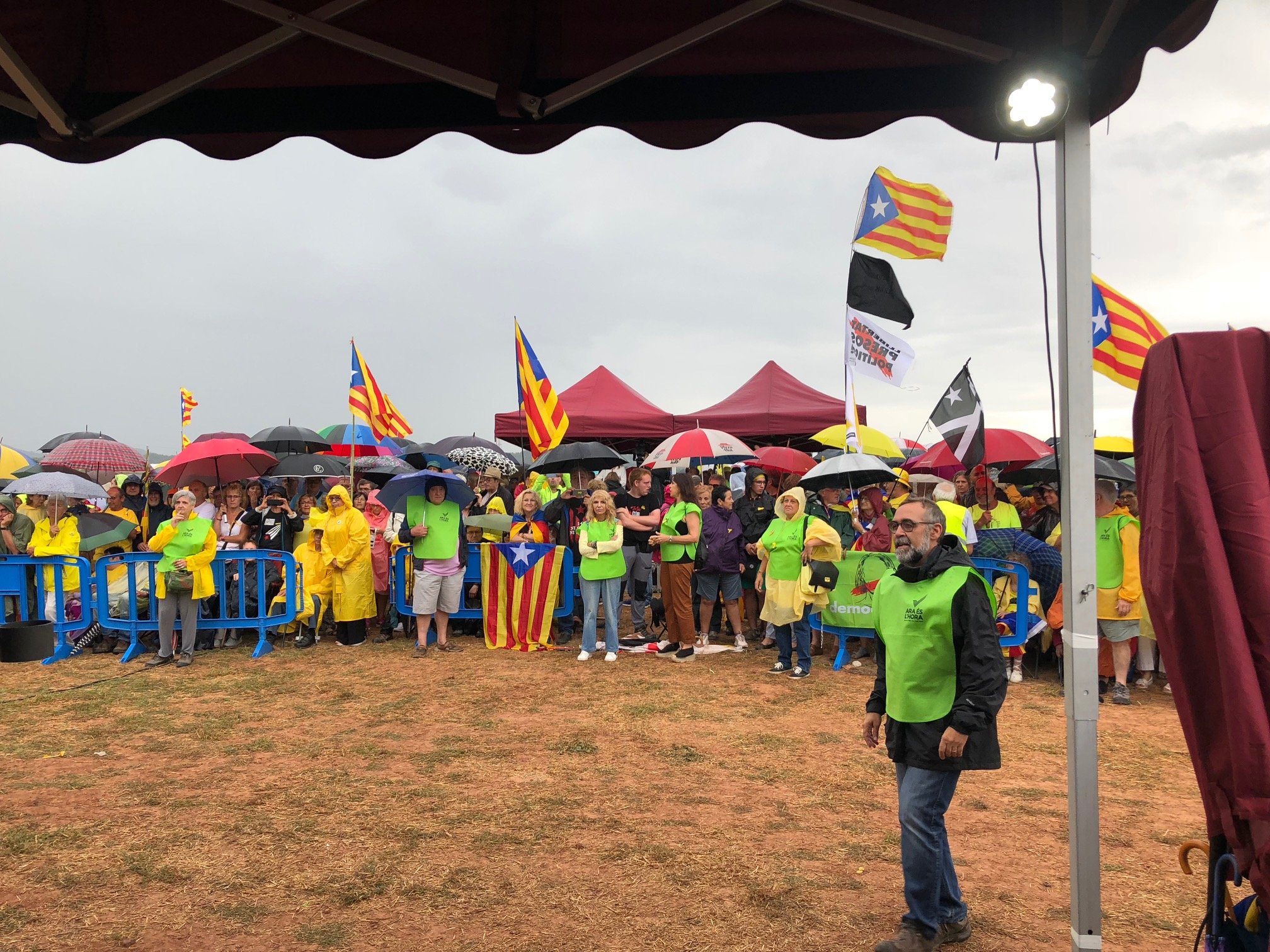 L'independentisme desafia la pluja i es concentra davant la presó de Lledoners