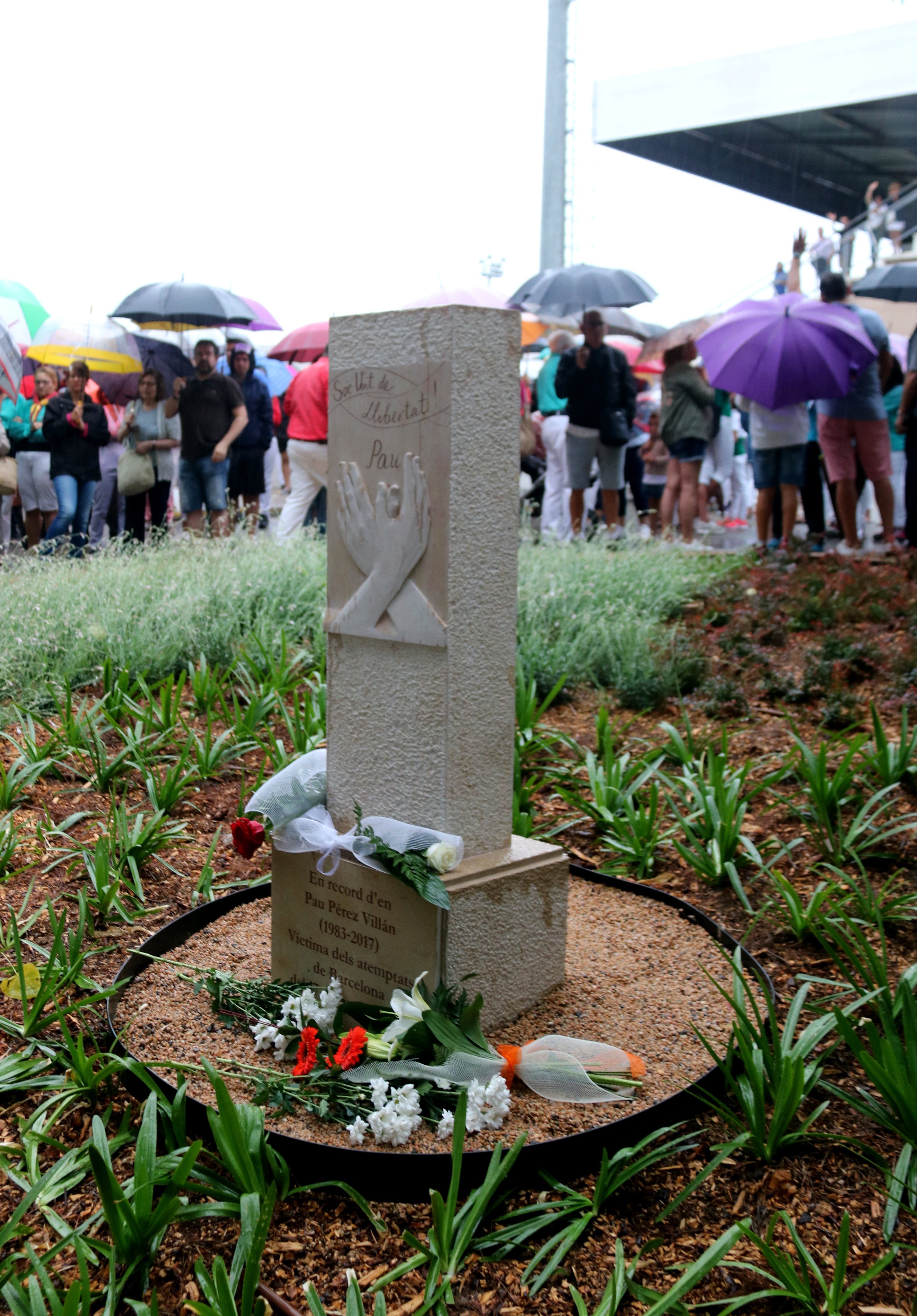 Vilafranca del Penedès recorda Pau Pèrez, víctima del 17-A, amb un monòlit