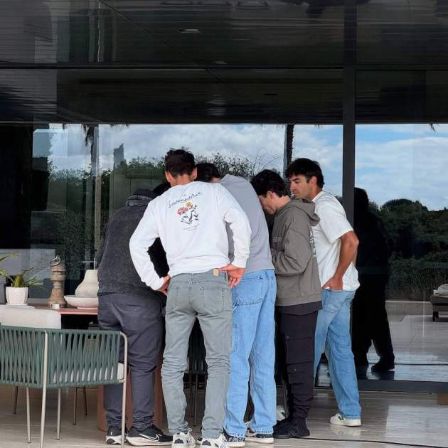 Joan Verdú con grupo de amigos Laura Escanes / Instagram Joan Verdú con grupo de amigos Laura Escanes / Instagram