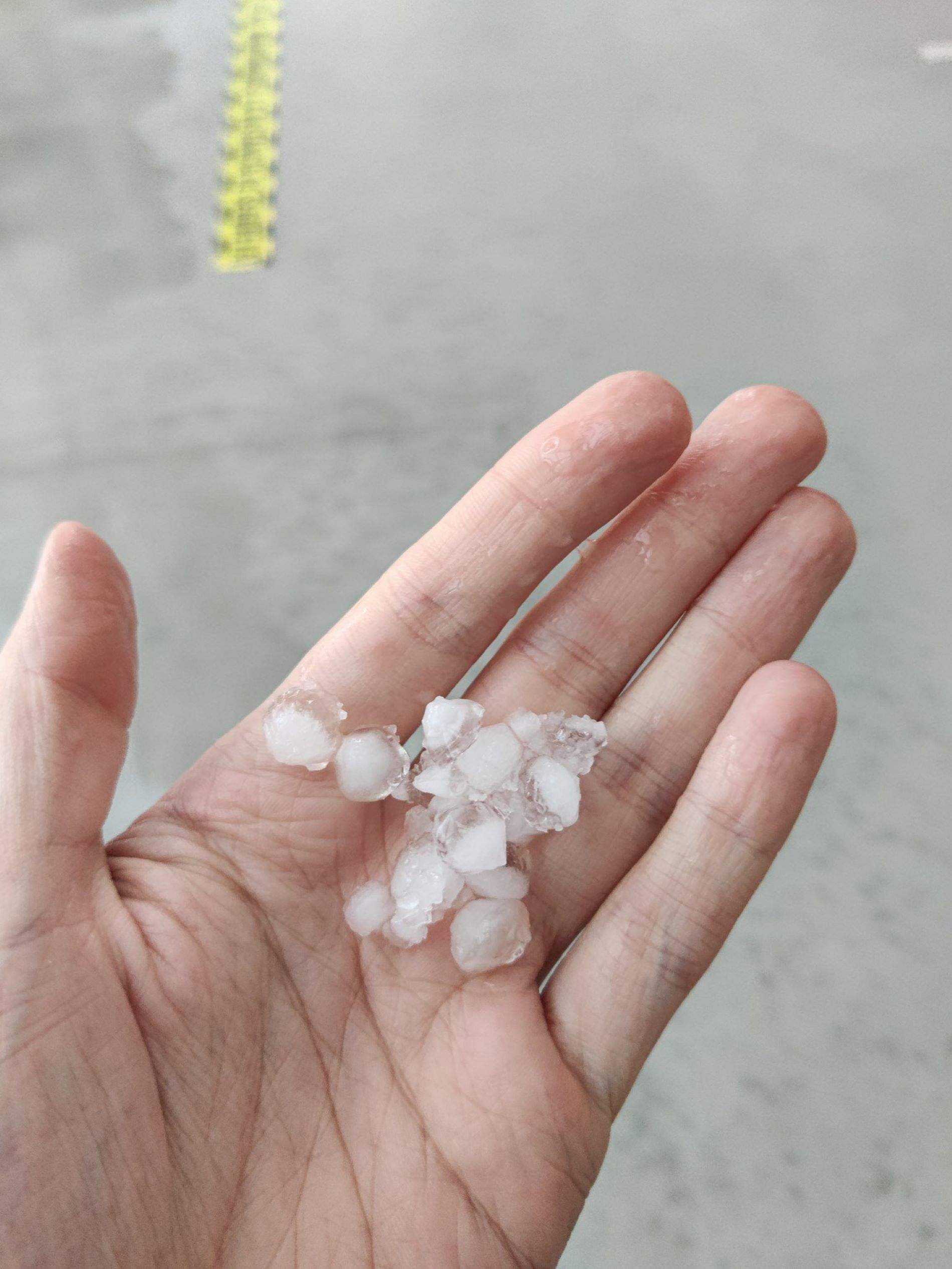 Las mejores imágenes del granizo en el Bages y otros puntos de Catalunya | VÍDEOS