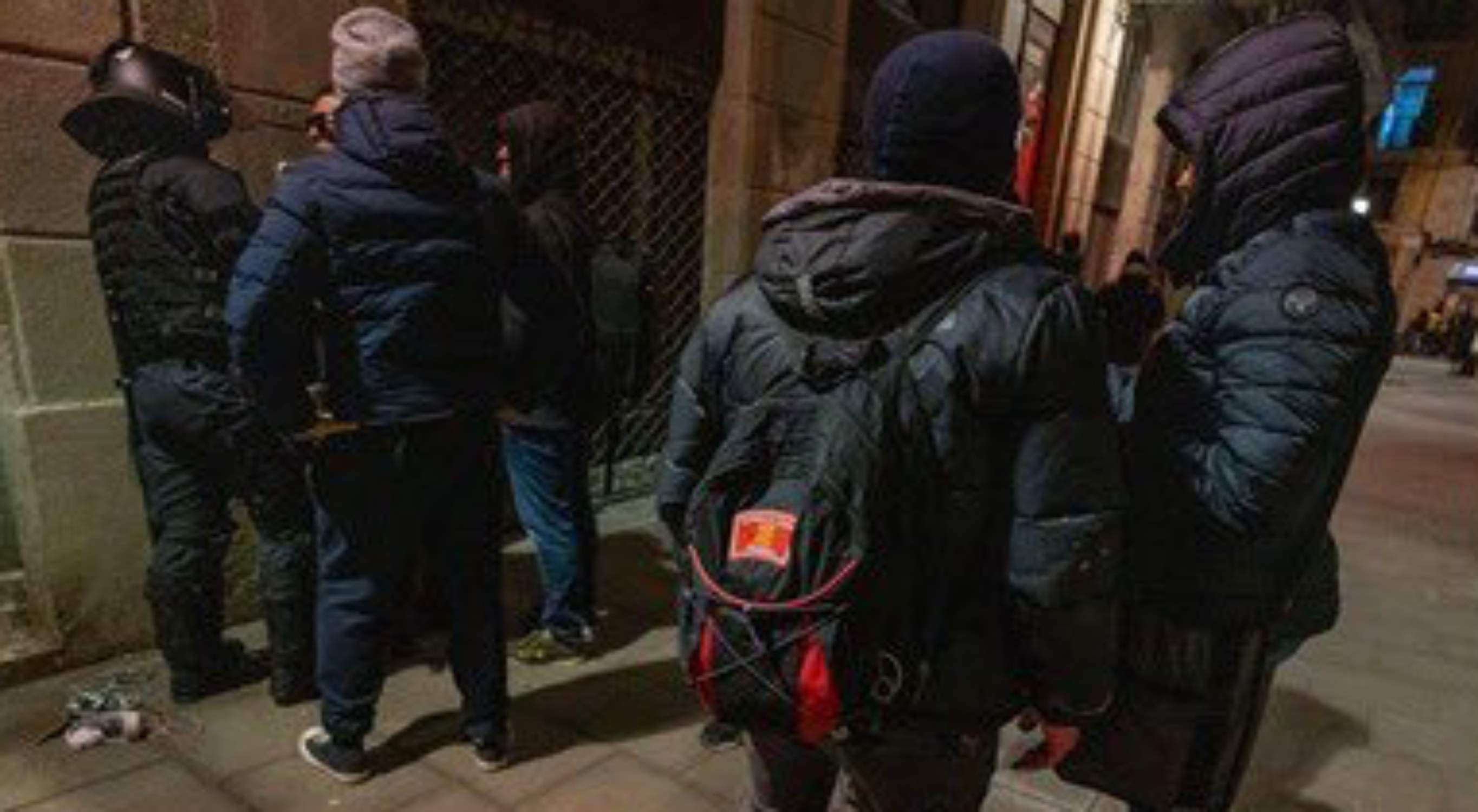 Mossos tanca la carpeta de l'agent infiltrat amb una motxilla de Bombers a una manifestació a Barcelona