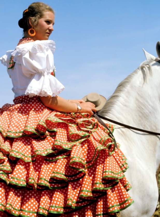 La infanta Elena, de flamenca a la Feria de Abril GTRES La infanta Elena, de flamenca a la Feria de Abril GTRES