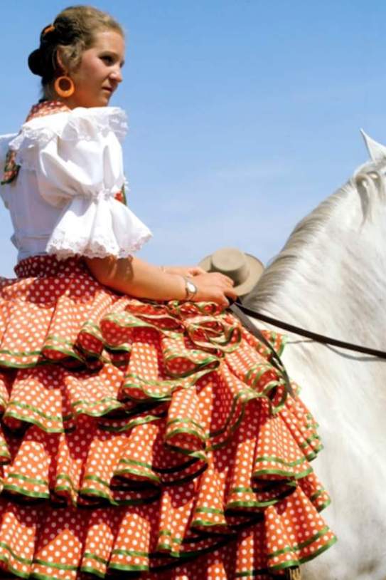 La infanta Elena, de flamenca a la Fira d'abril GTRES La infanta Elena, de flamenca a la Fira d'abril GTRES