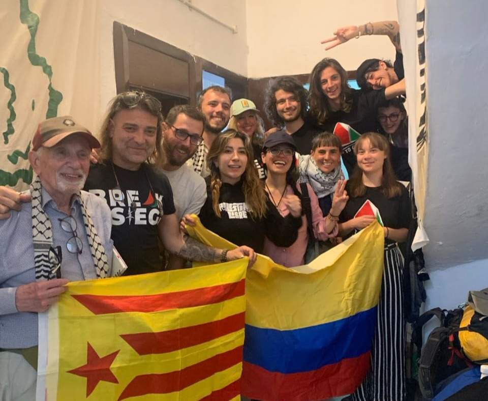 Greta Thunberg amb l'estelada a l'espera de partir cap a Gaza amb la Flotilla de la Llibertat