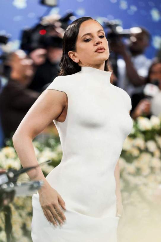 Rosalía Met Gala Twitter (1) Rosalía Met Gala Twitter (1)