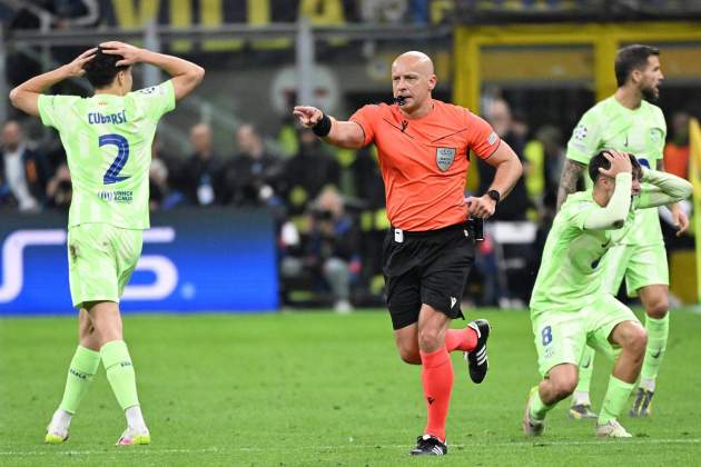 Marciniak silba un penal|penalti durante el Inter - Barça de la Champions League / Foto: EFE Marciniak silba un penal|penalti durante el Inter - Barça de la Champions League / Foto: EFE