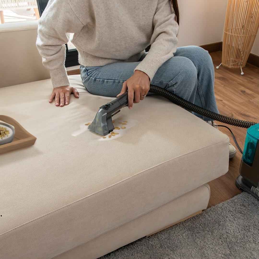 El truc barat per deixar el sofà com nou que triomfa arreu i avui costa molt menys