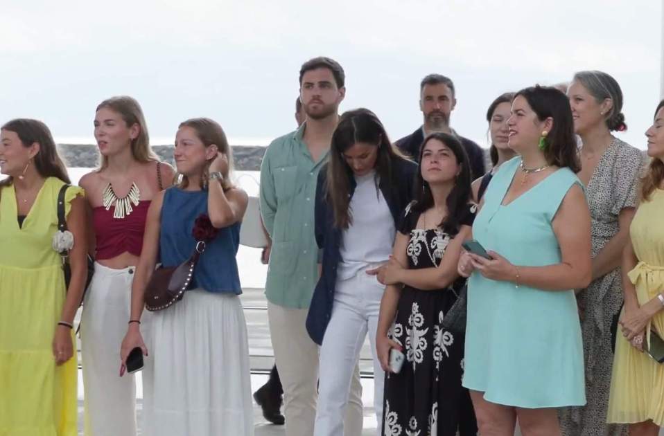 Letizia cabizbaja con su consuegra cerca Casa Real Letizia cabizbaja con su consuegra cerca Casa Real