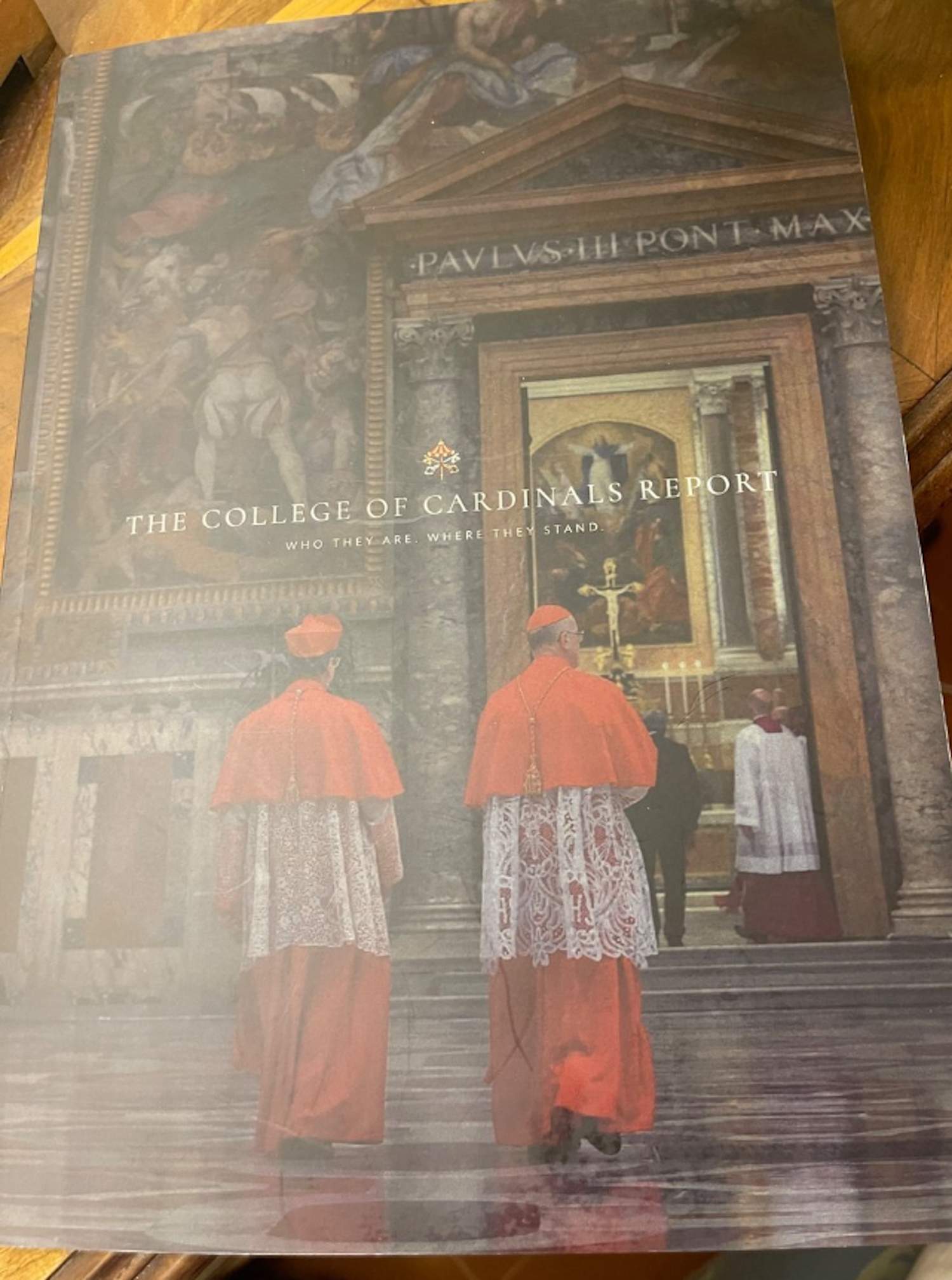 Los conservadores reparten un libro entre los cardenales electores para influir en el cónclave