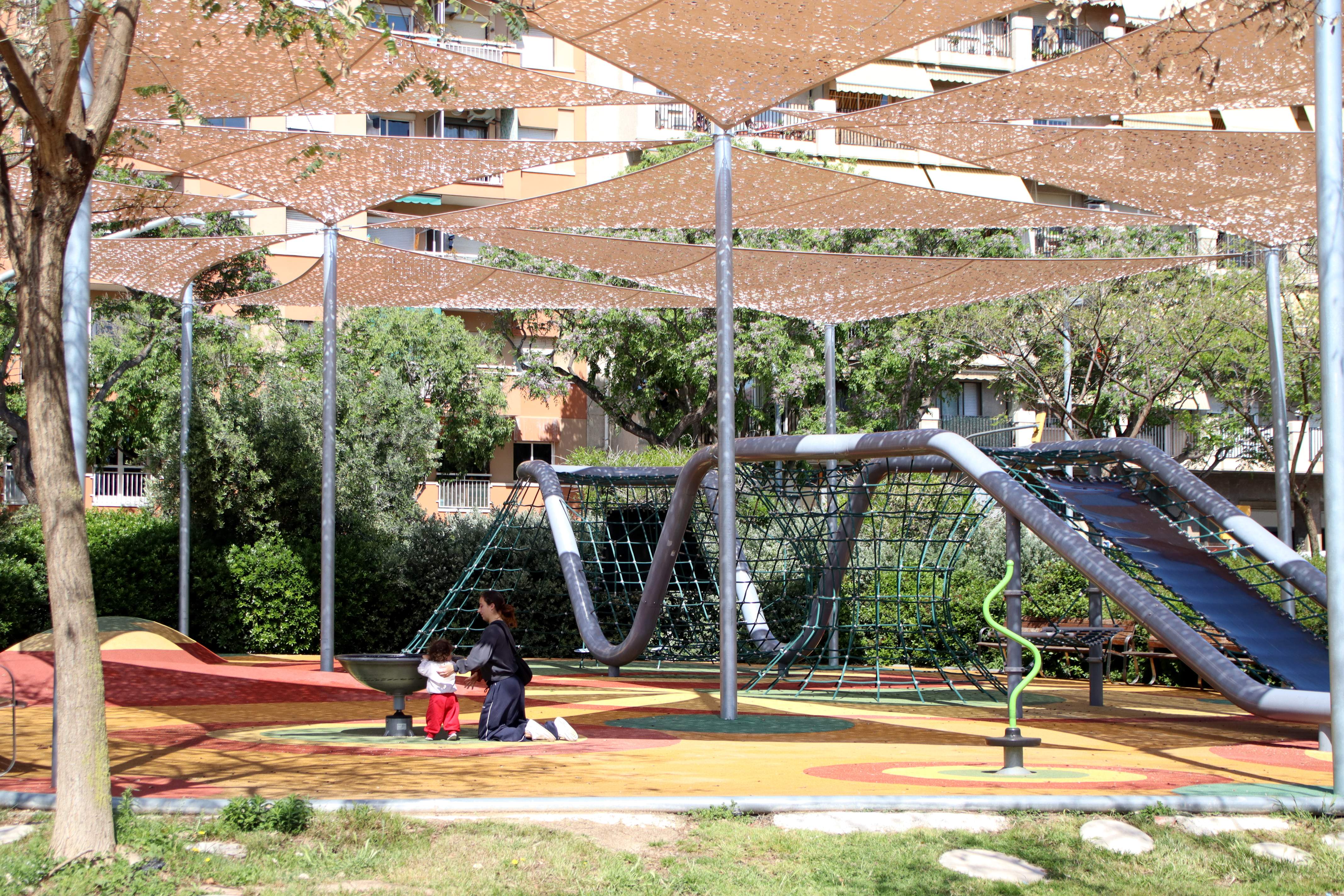 El Programa d’Ombres de Barcelona preveu desplegar tendals en 52 espais abans de l’estiu