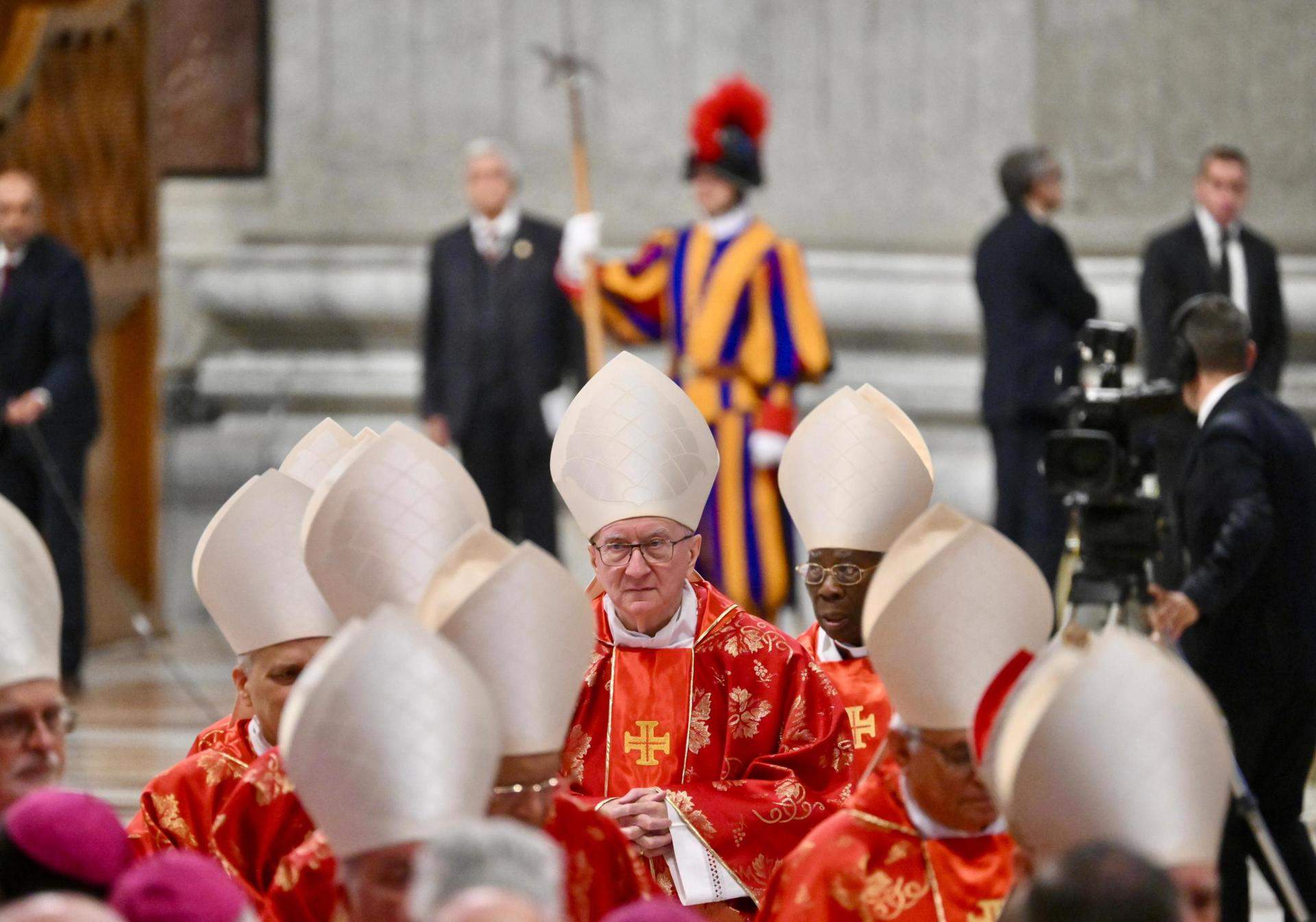 La primera polémica del cónclave: un micro abierto y unas palabras para Parolin