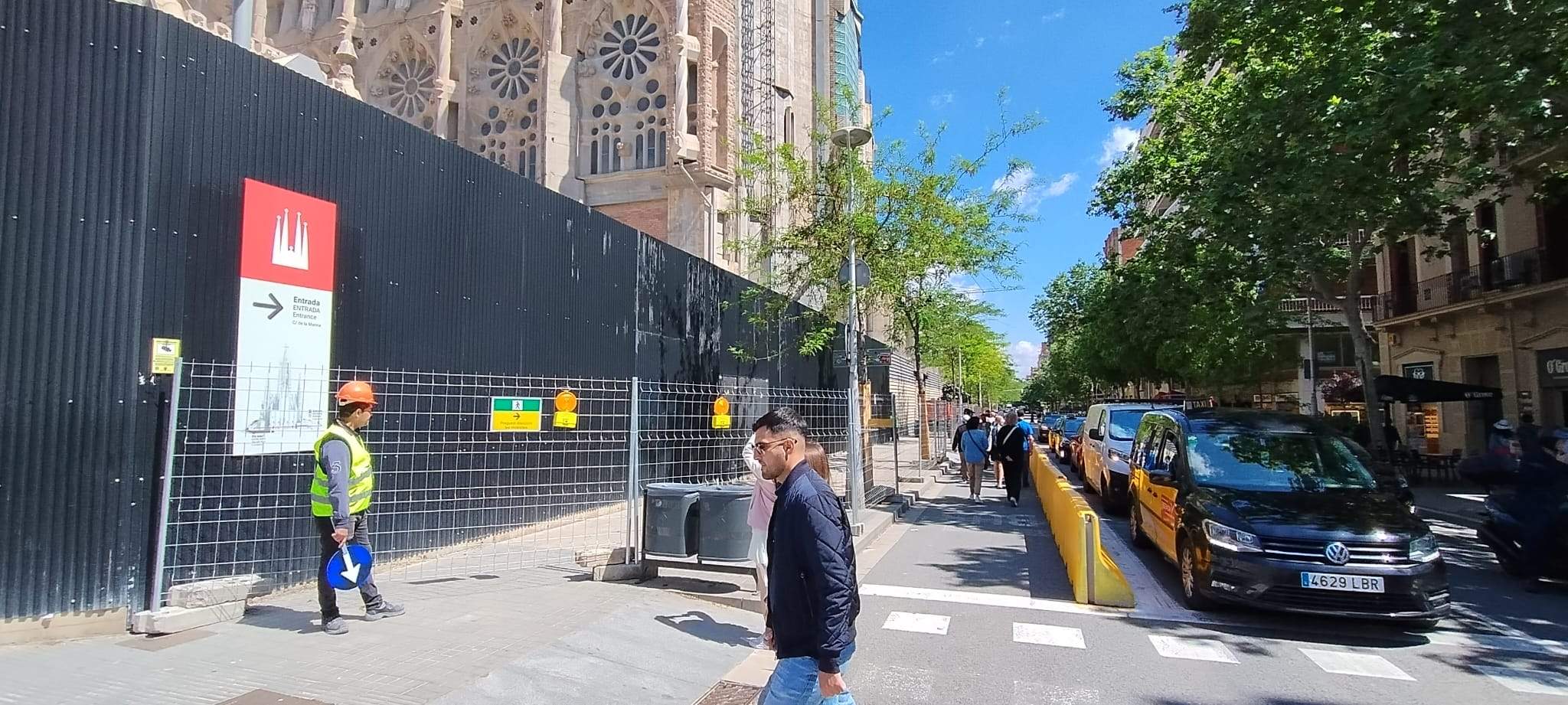 La instal·lació d’una bastida a la Sagrada Família elimina un tram de carril bus al carrer Mallorca