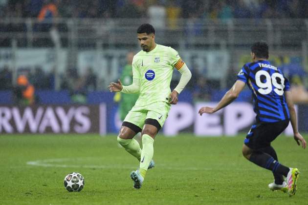 Ronald Araujo efectua una passada durant l'Inter - Barça de la Champions League / Foto: Europa Press Ronald Araujo efectua una passada durant l'Inter - Barça de la Champions League / Foto: Europa Press