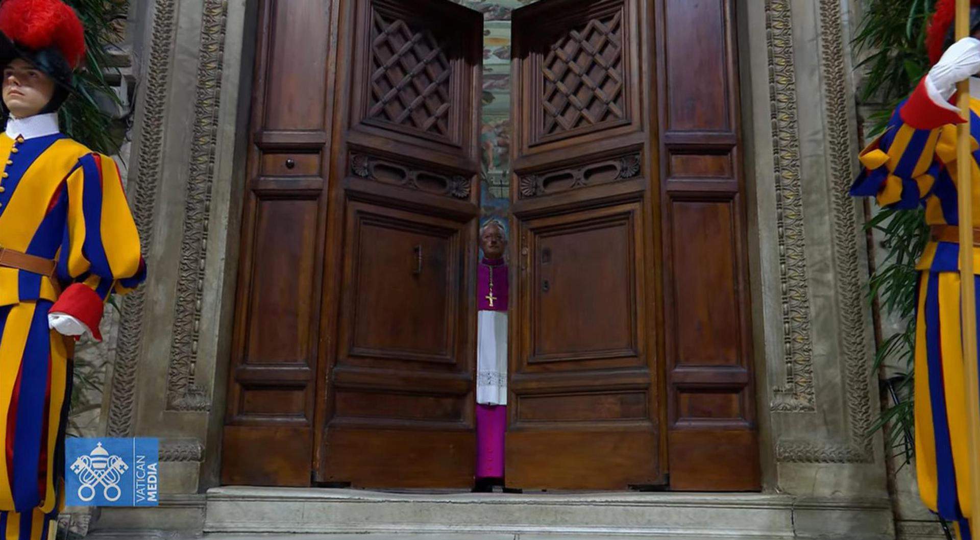 Los cardenales electores se encierran en cónclave en la Sixtina para elegir al nuevo papa