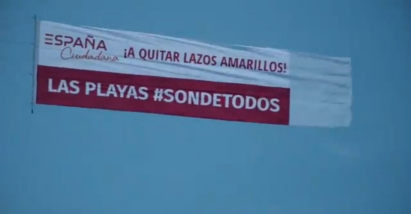 Una avioneta de Ciudadanos pide sacar lazos amarillos de las playas