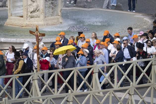 Miles de personas en la plaza de San Pedro / Europa Press Miles de personas en la plaza de San Pedro / Europa Press