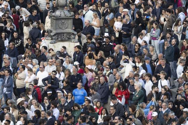 Milers de persones a la plaça de Sant Pere / Europa Press Milers de persones a la plaça de Sant Pere / Europa Press