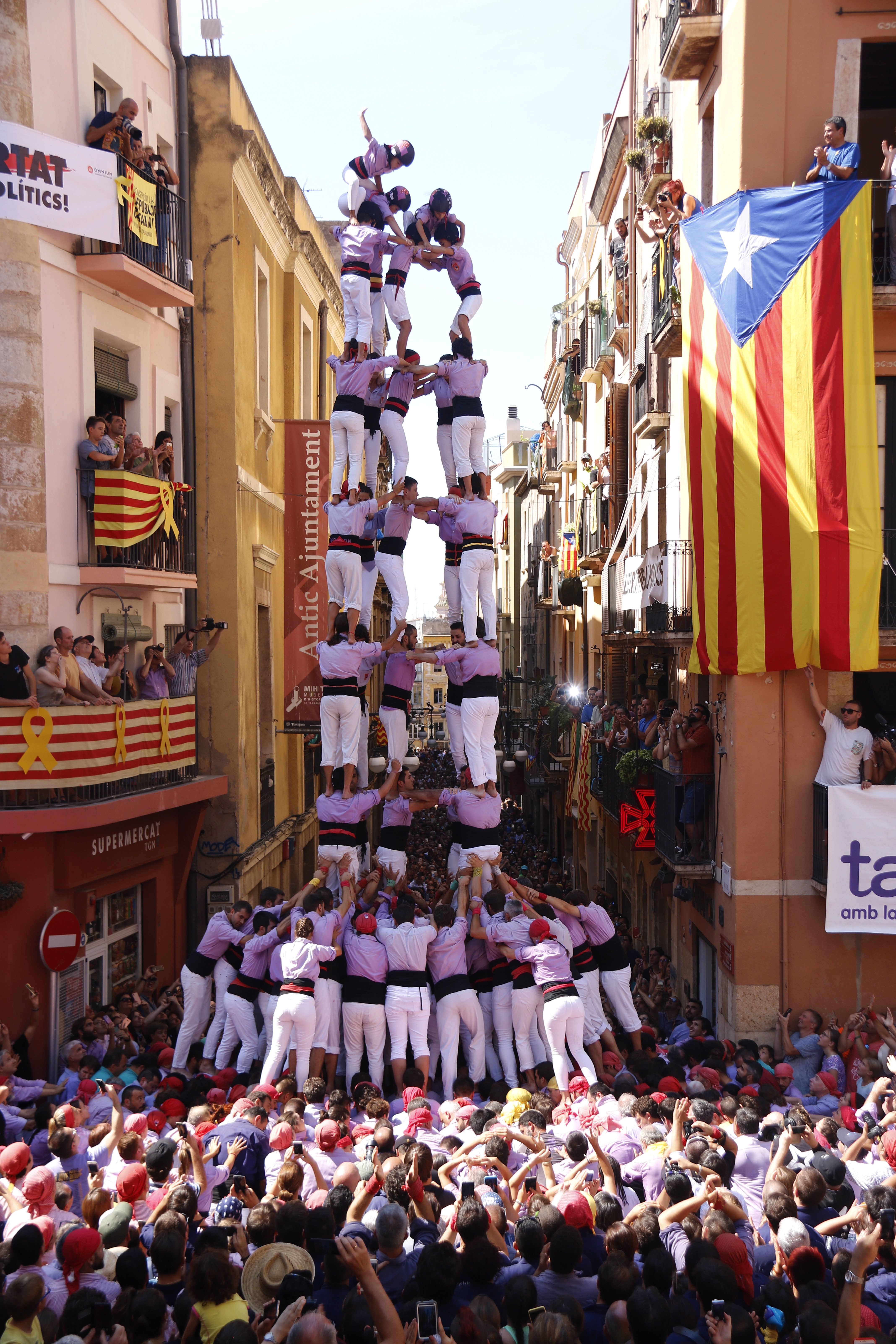 Las colles castelleras de Tarragona pisan fuerte en la diada de Sant Magí