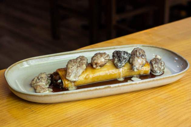 El caneló de cua de vaca amb crema de múrgoles del 77 Kilos Foto Marta Garreta El caneló de cua de vaca amb crema de múrgoles del 77 Kilos Foto Marta Garreta