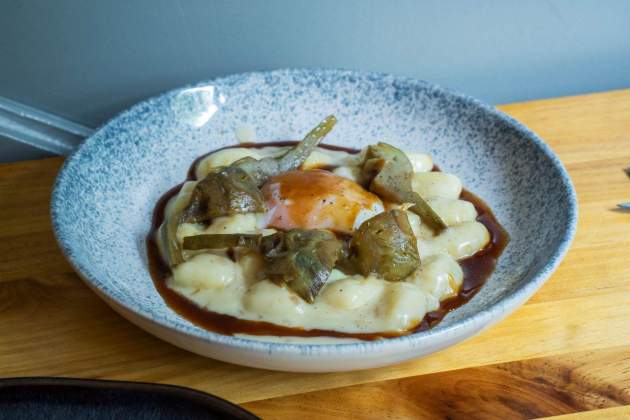 L’ou escalfat amb nyoquis de patata, crema de Gamoneu, ceba caramel·litzada i carxofes guisades del 77 Kilos Foto Marta Garreta L’ou escalfat amb nyoquis de patata, crema de Gamoneu, ceba caramel·litzada i carxofes guisades del 77 Kilos Foto Marta Garreta