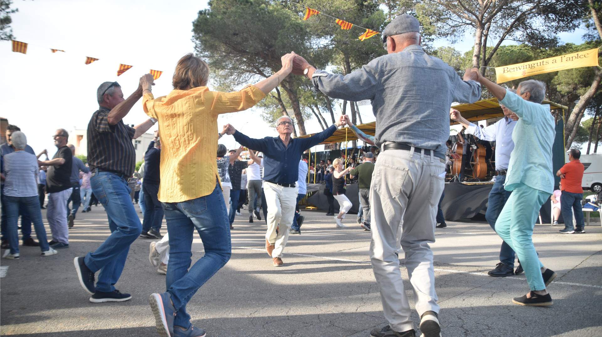 Sardanas con la Cobla los Lluïsos de Taradell Sardanas con la Cobla los Lluïsos de Taradell