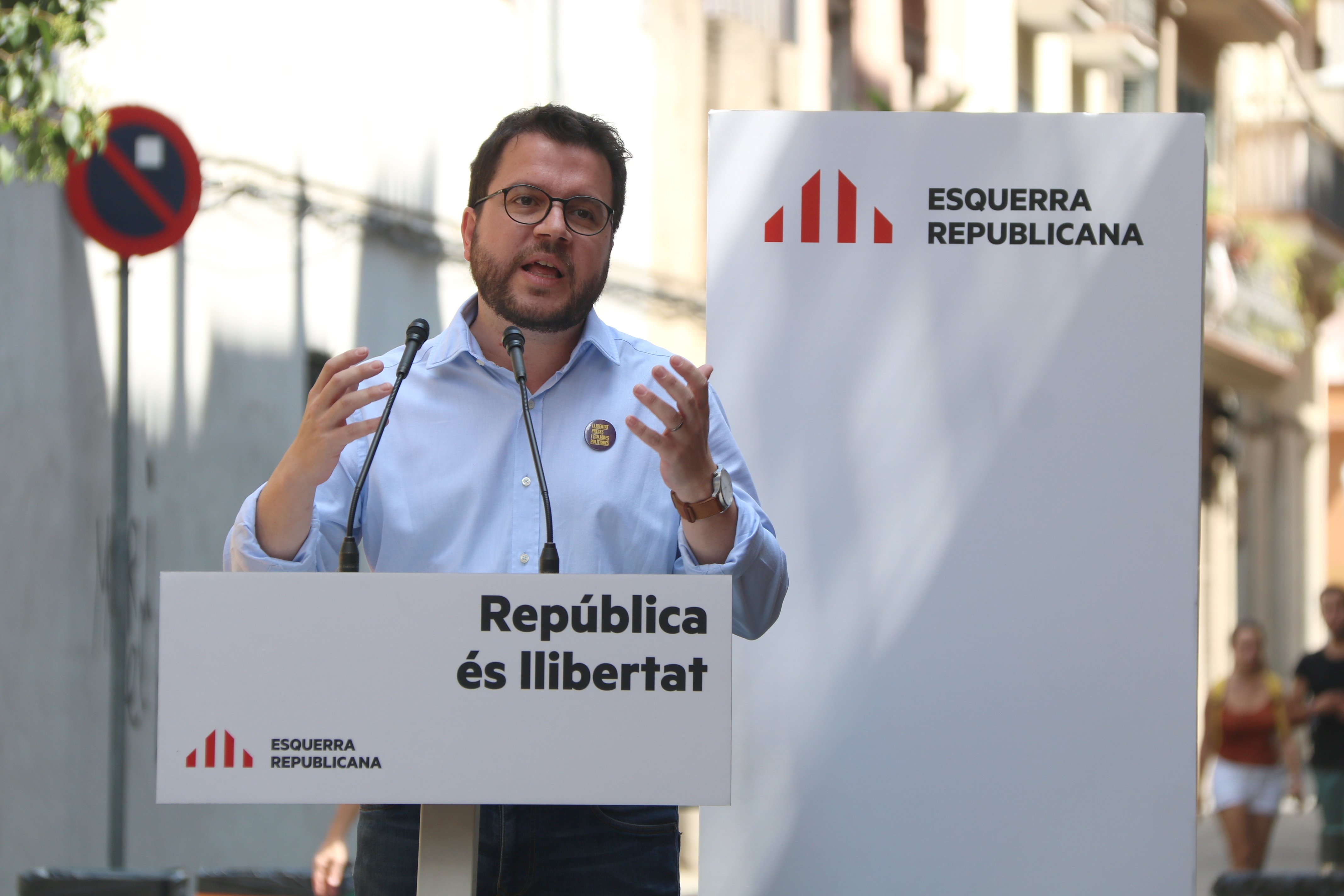 Aragonès pide a España que vigile los guardias civiles que arrancan lazos amarillos