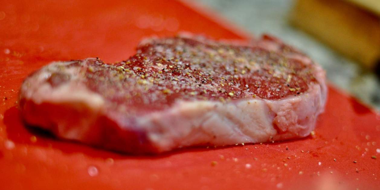 Nunca descongeles la carne así: el error que comete casi todo el mundo