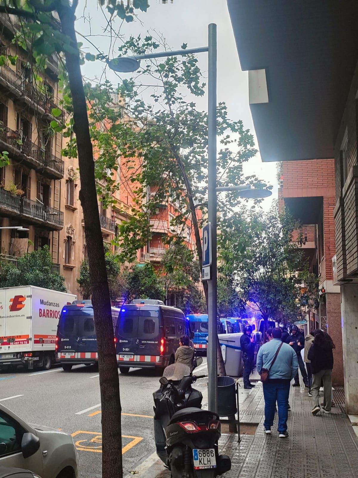 Nou operatiu policial a Vallcarca, ara per desallotjar un edifici okupat a República Argentina