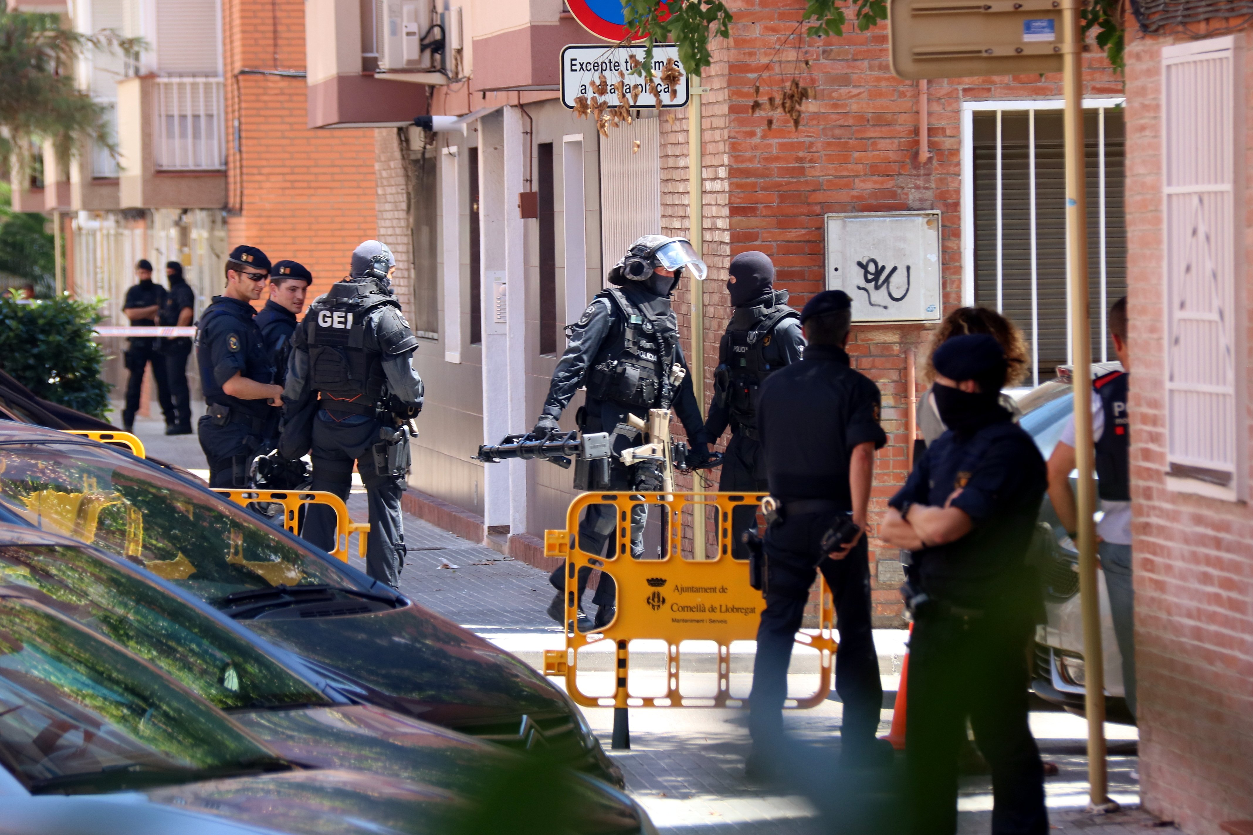 Els cossos policials s'esforcen per mostrar unitat davant l'atac terrorista de Cornellà