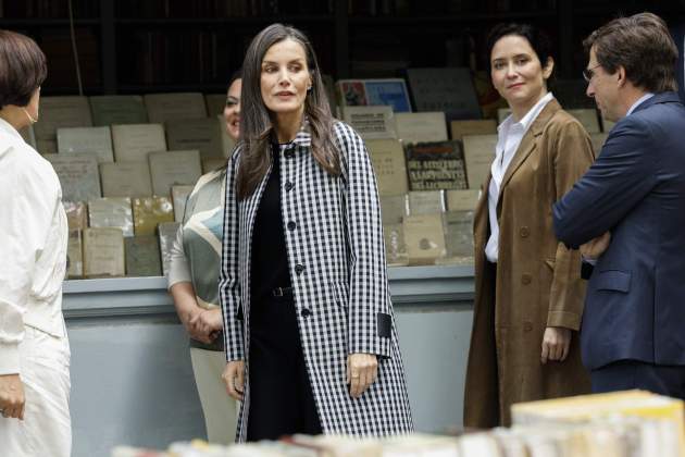 Letizia con Ayuso y Almeida en la Feria del Libro / GTRES Letizia con Ayuso y Almeida en la Feria del Libro / GTRES