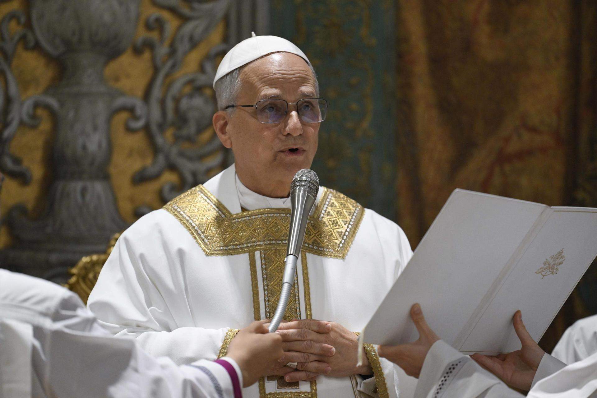León XIV promete ser un "fiel administrador" de la Iglesia en la primera misa de su pontificado