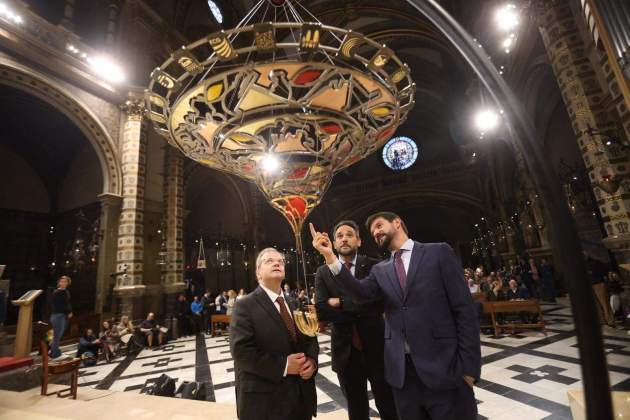 Gerard Esteva señala lámpara Montserrat / Foto: UFEC Gerard Esteva señala lámpara Montserrat / Foto: UFEC